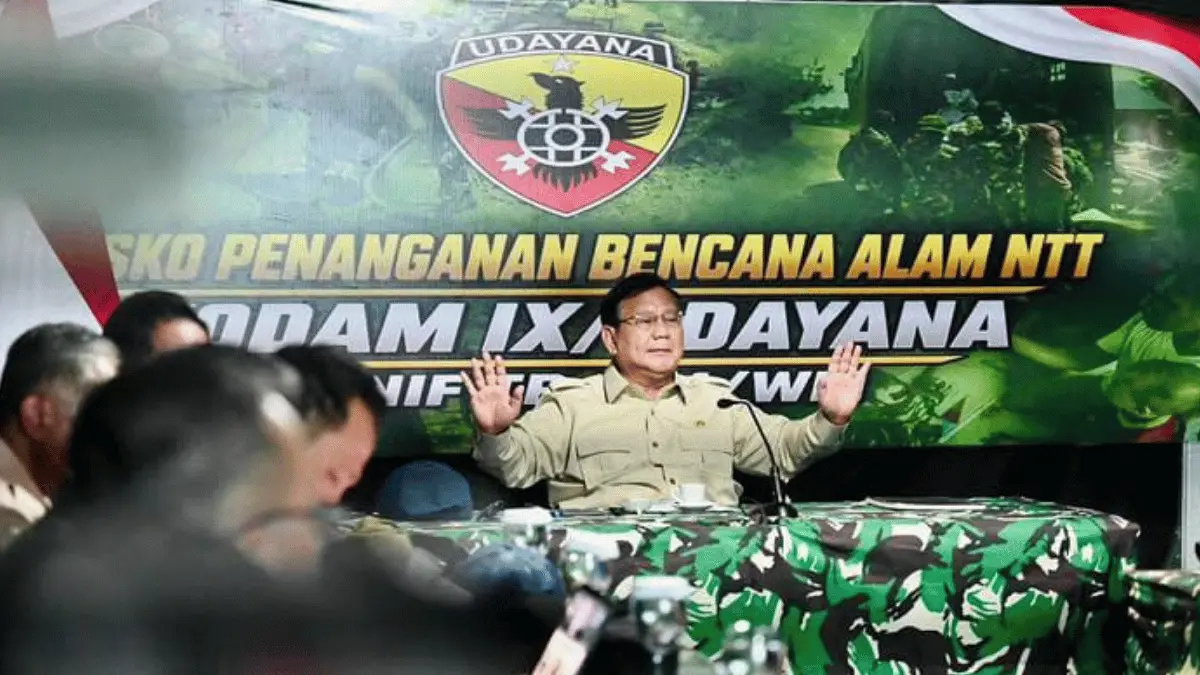 Presiden Prabowo Subianto meninjau langsung pengungsi di Nagekeo, NTT. Pemerintah menyiapkan total Rp200 miliar untuk mempercepat penanganan dan pemulihan wilayah terdampak bencana. (Sumber Foto: Instagram @sekretariat.kabinet)