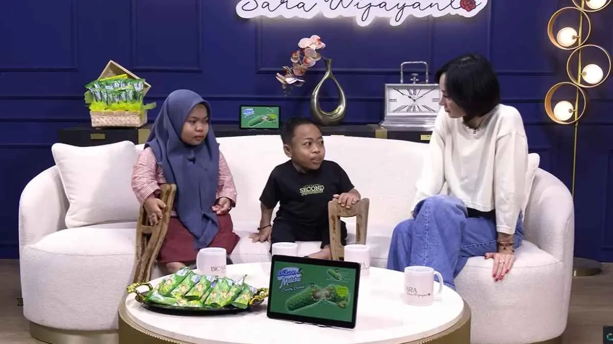 Keterbatasan fisik tidak membuat Arul dan Ara berhenti bermimpi. Kakak beradik asal Ponorogo ini justru berprestasi lewat tahfidz Al-Qur’an dan punya cita-cita besar. Kisah mereka mengajarkan satu hal: jangan biarkan perkataan orang lain menghentikan langkahmu. (youtube.com/@C8Podcast)