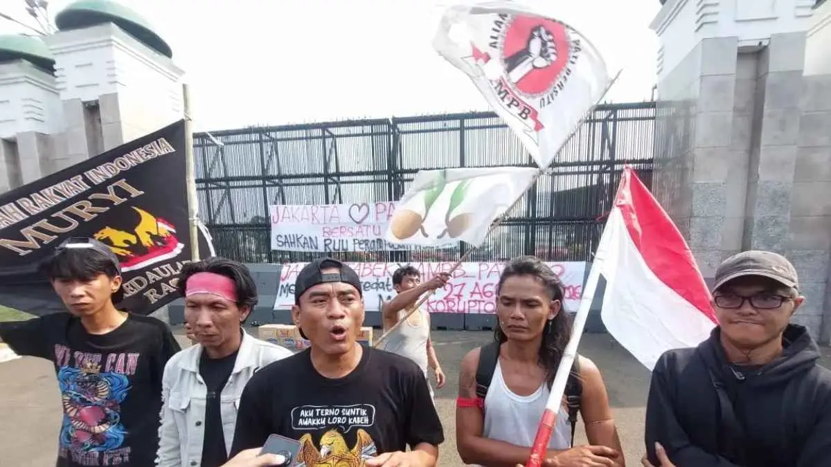 Aksi 27 Agustus kembali menjadi sorotan. Istana menilai demonstrasi sebagai bagian dari demokrasi, sementara tuntutan soal RUU Perampasan Aset disebut sejalan dengan sikap Presiden Prabowo. (Ryandi Zahdomo/JawaPos.com)