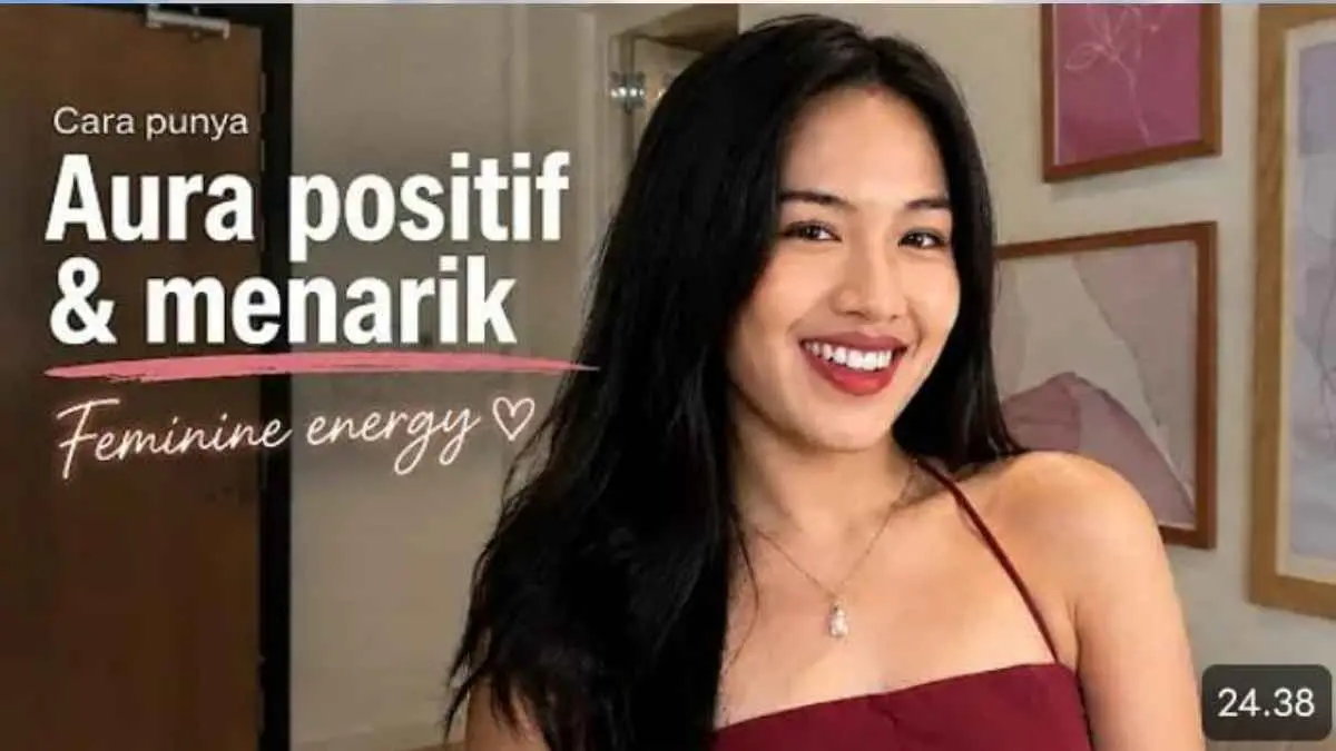 Cantik ternyata bukan cuma soal apa yang terlihat dari luar. Cara memperlakukan diri sendiri, berbicara dengan orang lain, hingga memandang kehidupan ternyata bisa ikut membentuk aura yang terpancar. (Tangkapan layar YouTube @Theresia Sheren)