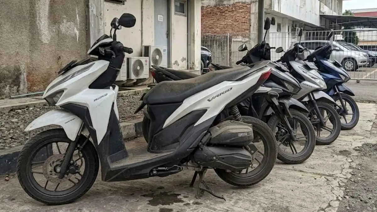 Honda Vario pelat merah tahun 2017 dilelang mulai Rp4,4 jutaan! Tapi jangan buru-buru tergiur, kondisi motor ternyata sudah tidak mulus. (muhammad azlan syah/generate AI)