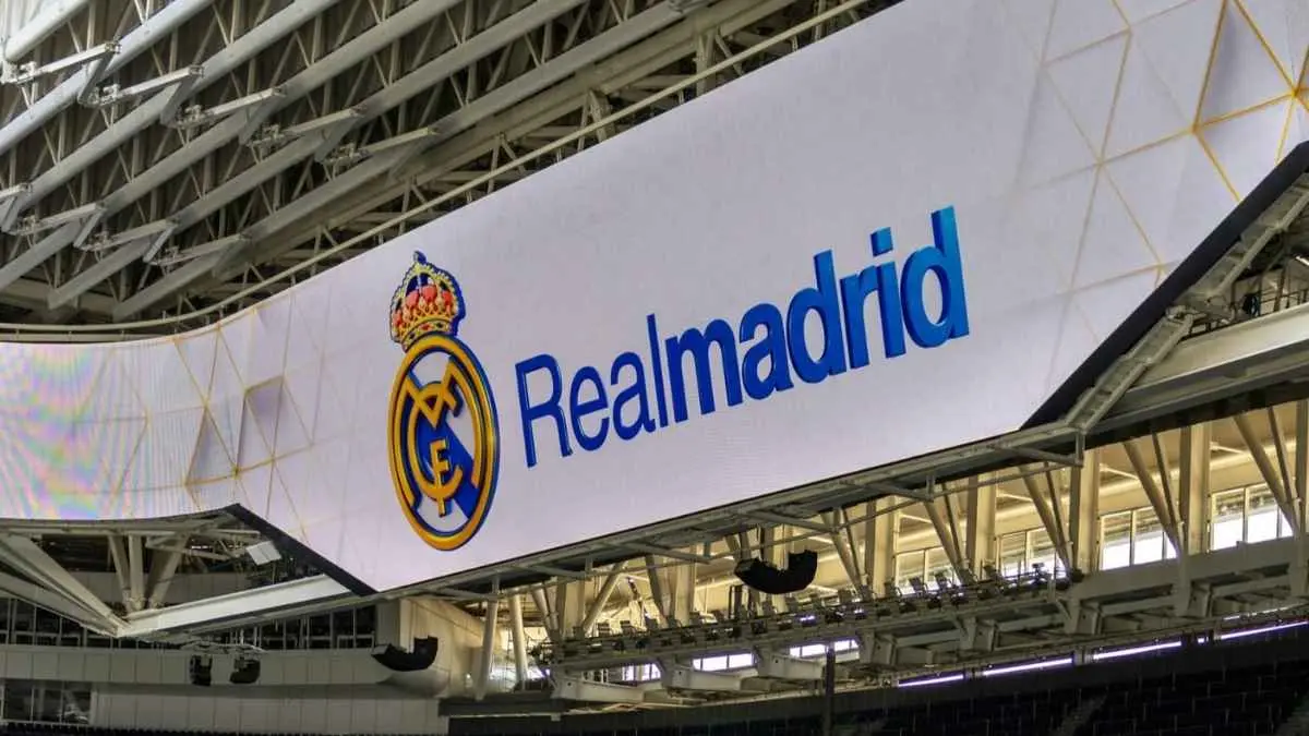 Real Madrid masuk ke dunia Formula 1! Klub raksasa Spanyol ini resmi menggandeng Madring jelang debut F1 di Madrid. (sumber: 20Aguirre/Unsplash)