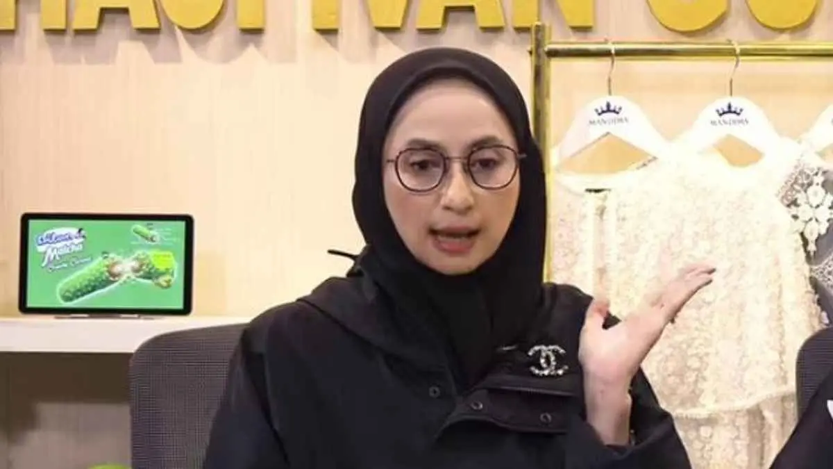 Bertahun-tahun diterpa isu di media sosial, Asila Maisa memilih tidak larut dan tetap fokus membangun karier musik. Sang ibu, Avi Basalamah, akhirnya buka suara sekaligus membagikan cara keluarga mendampingi Asila menghadapi berbagai kabar miring. (YouTube @C8 Podcast)