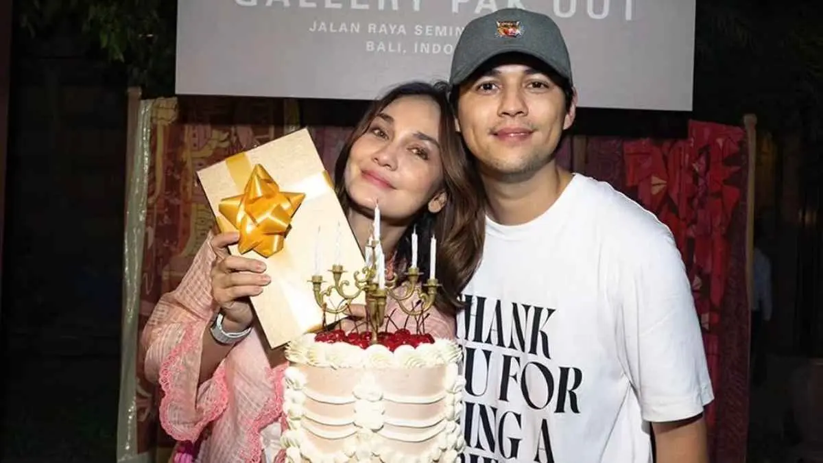 Bukan sekadar pesta ulang tahun. Luna Maya memilih meniup lilin ke-43 di tempat yang menyimpan banyak kenangan tentang mendiang sang ayah. Ada kisah emosional di balik Gallery Pak Uut yang membuat perayaan kali ini terasa begitu spesial. (instagram.com/lunamaya)