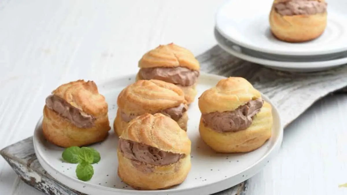 Choux pastry ternyata bukan cuma kue sus isi vla. Dari éclair yang elegan hingga craquelin dengan tekstur renyah, pastry klasik ini terus bertransformasi menjadi dessert kekinian. Bahkan isiannya kini bisa matcha, pistachio, salted caramel, hingga buah. (ilustrasi)