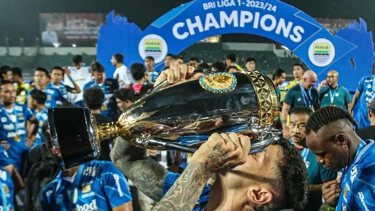 Sepak bola Indonesia ingin semakin profesional, tetapi persoalan lama masih menghantui. Sebanyak 303 pemain dari Liga 1 hingga Liga 4 tercatat menghadapi tunggakan gaji dengan total lebih dari Rp14,8 miliar. Bahkan, klub Super League ikut masuk dalam daftar. (detik sport)