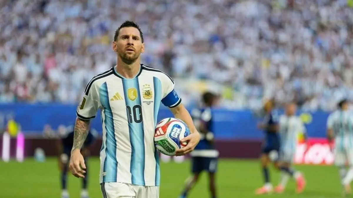 Lionel Messi akhirnya mengucapkan selamat tinggal kepada Timnas Argentina. Setelah 21 tahun, enam Piala Dunia, 207 penampilan, 125 gol, dan sederet trofi, perjalanan La Pulga bersama Albiceleste resmi berakhir di usia 39 tahun. (Tribratanews.polri.go.id)