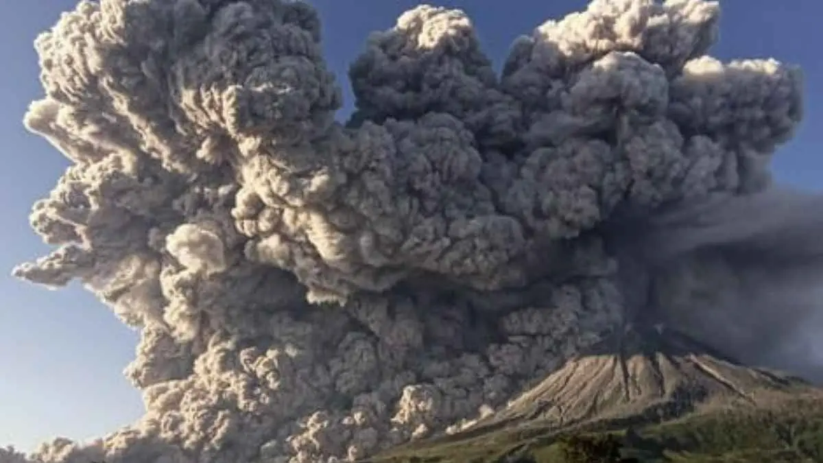 Gunung Sinabung kembali menunjukkan aktivitas vulkanik setelah sempat melandai sejak 2022. Statusnya kini naik menjadi Siaga atau Level III. Sebanyak 2.451 warga dari Desa Payung dan Kuta Tengah, Kabupaten Karo, Sumatera Utara, dievakuasi ke lokasi yang lebih aman.  (ANTARA FOTO/Sastrawan Ginting)