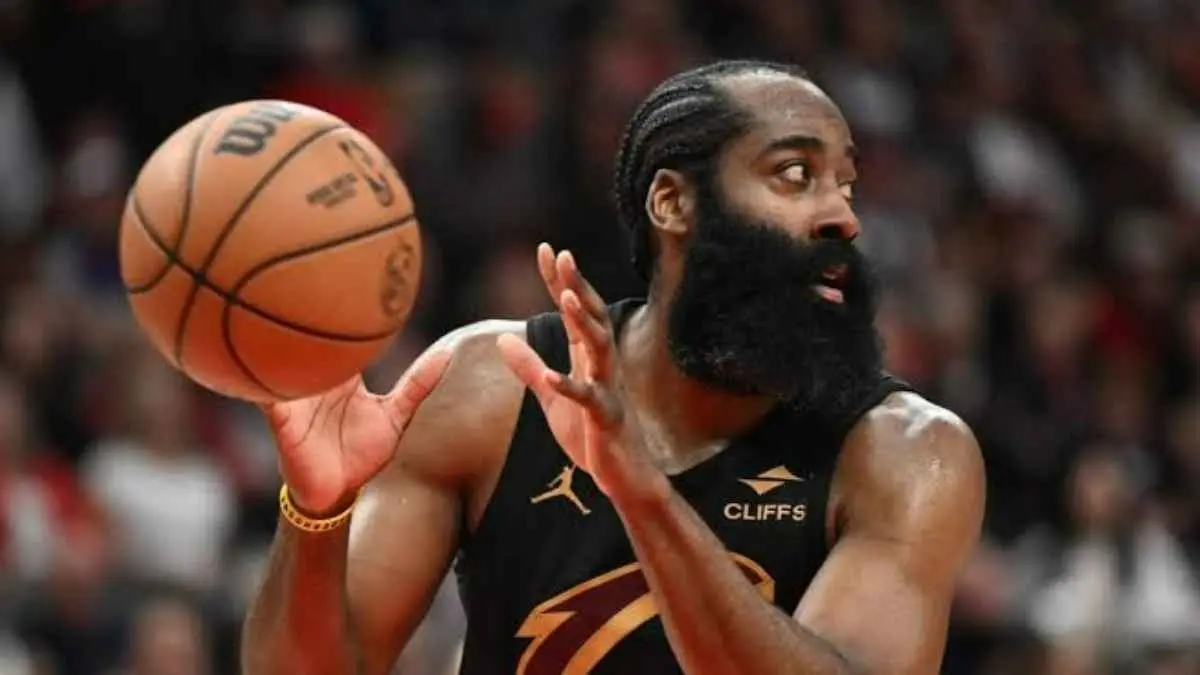 James Harden dari Cleveland Cavaliers melihat ke arah lain saat memberikan umpan kepada rekan setimnya dalam laga putaran pertama NBA Playoffs 2026 melawan Toronto Raptors di Scotiabank Arena. (Sumber Foto: Dan Hamilton)
