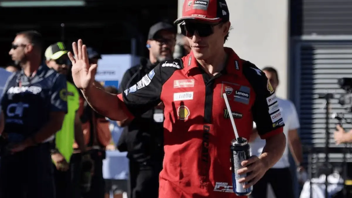 19 poin! Marc Marquez kini semakin dekat dengan Jorge Martin di puncak klasemen MotoGP 2026. Kemenangan di Aragon menjadi momentum besar bagi Marquez setelah sebelumnya tertinggal 40 poin. Tak hanya menang di balapan utama, ia juga mengamankan kemenangan Sprint Race. (REUTERS/Pablo Morano)
