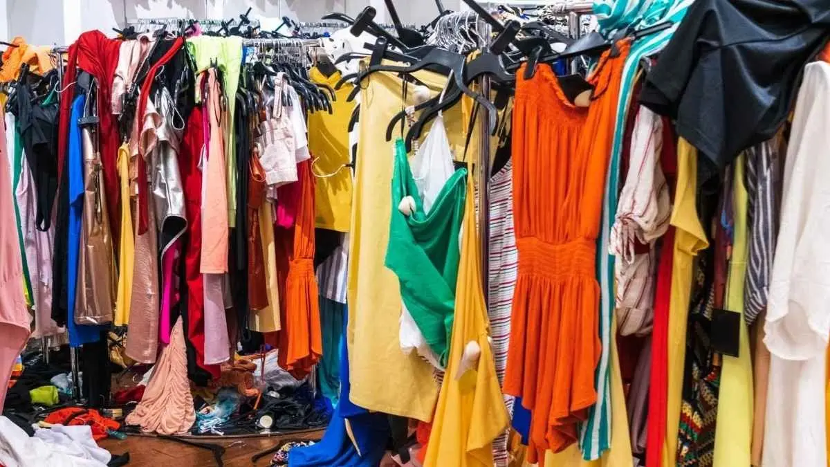 Pernah beli baju karena murah dan sedang tren, tapi akhirnya cuma dipakai sekali atau dua kali? Masalahnya, perjalanan baju itu tidak berhenti di lemari. Ada cerita panjang di balik produksi hingga saat pakaian tersebut menjadi limbah. (ilustrasi)