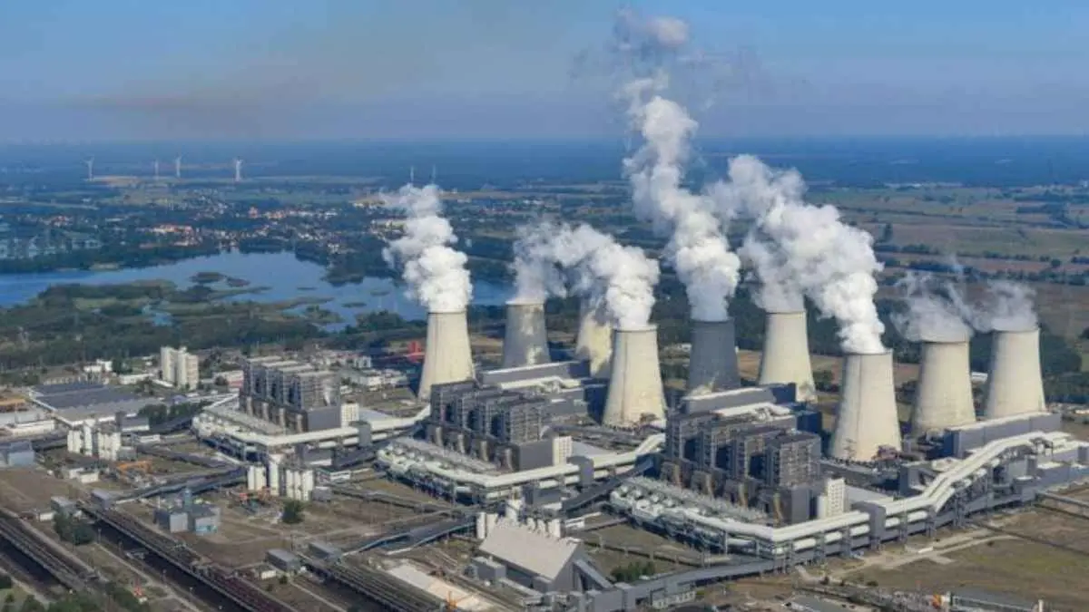 Target pemanasan global 1,5 derajat Celsius semakin sulit dipertahankan. PBB kini mendorong strategi baru: biarkan suhu mencapai puncak, lalu turunkan kembali. Namun, semakin tinggi suhu yang dicapai, semakin besar pula risiko gelombang panas, banjir, krisis pangan hingga kenaikan permukaan laut. (TeenVogue/Pinterest)