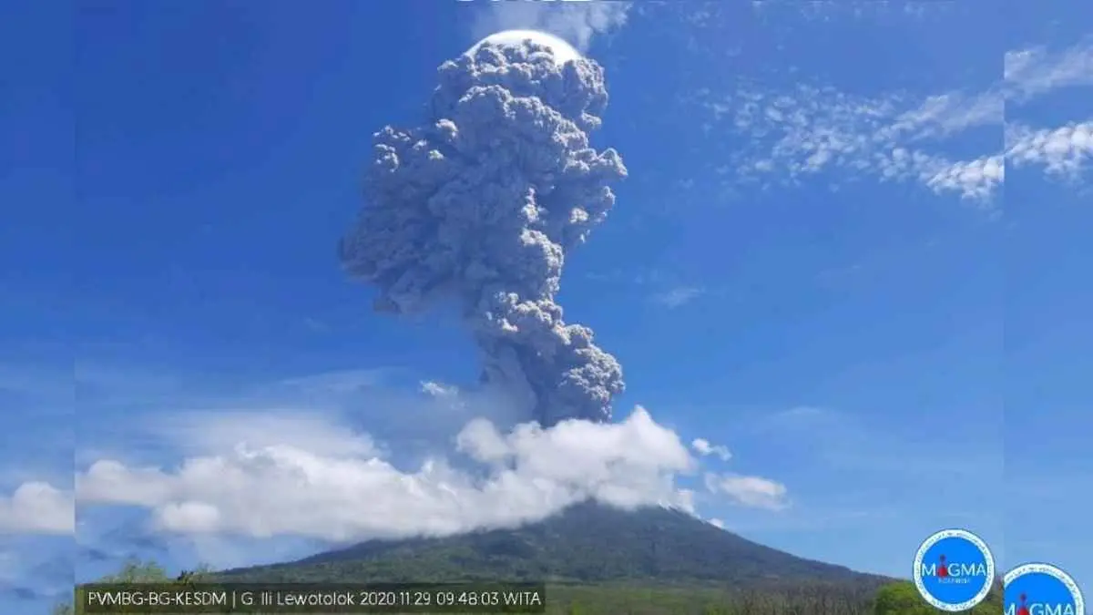 Empat gunung api Indonesia erupsi bersamaan pagi ini. Gunung Anak Krakatau, Gunung Ibu, Gunung Ili Lewotolok, dan Gunung Semeru sama-sama menunjukkan aktivitas vulkanik. (kompas.com)