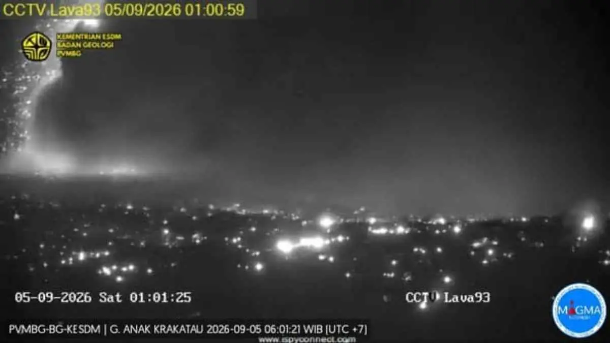 Pendaran merah menyala muncul dari Gunung Anak Krakatau saat kembali mengalami erupsi. Fenomena lava fountain membuat langit di sekitar gunung tampak dramatis, tetapi di balik keindahannya terdapat bahaya serius. (MAGMA Indonesia)