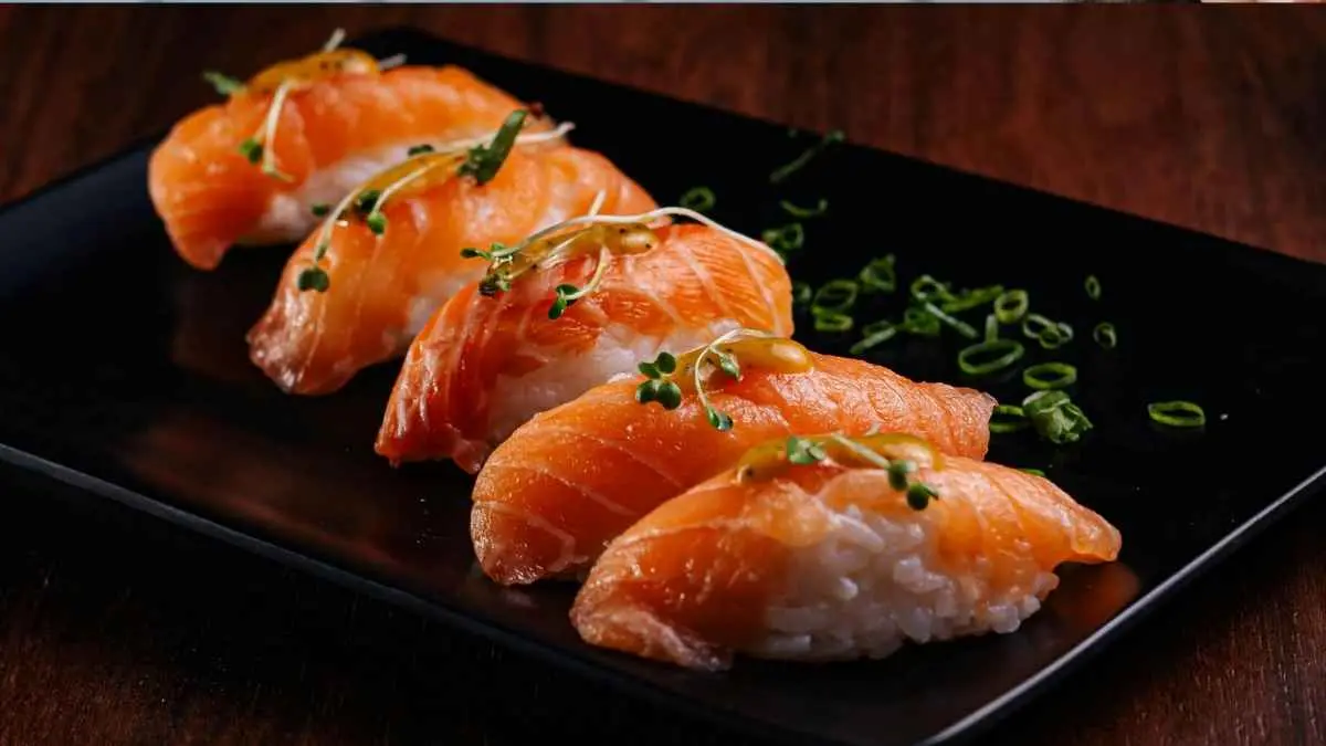 Nigiri, sashimi, maki… semuanya sushi, kan? Eits, belum tentu. Buat yang masih suka bingung saat membuka menu restoran Jepang, beberapa dasar ini wajib diketahui. Dari cara menggunakan wasabi sampai memilih sushi matang, ternyata makan sushi nggak sesulit yang dibayangkan. (ilustrasi sushi)