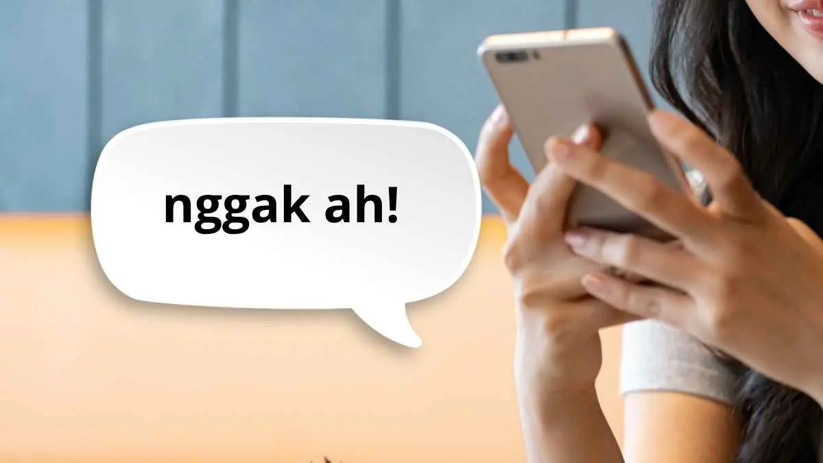 Pernah berani banget bilang “nggak bisa” lewat chat, tapi begitu diajak langsung malah susah menolak? Ternyata layar HP memberikan satu keuntungan yang nggak didapat saat tatap muka: waktu untuk berpikir. (ilustrasi)