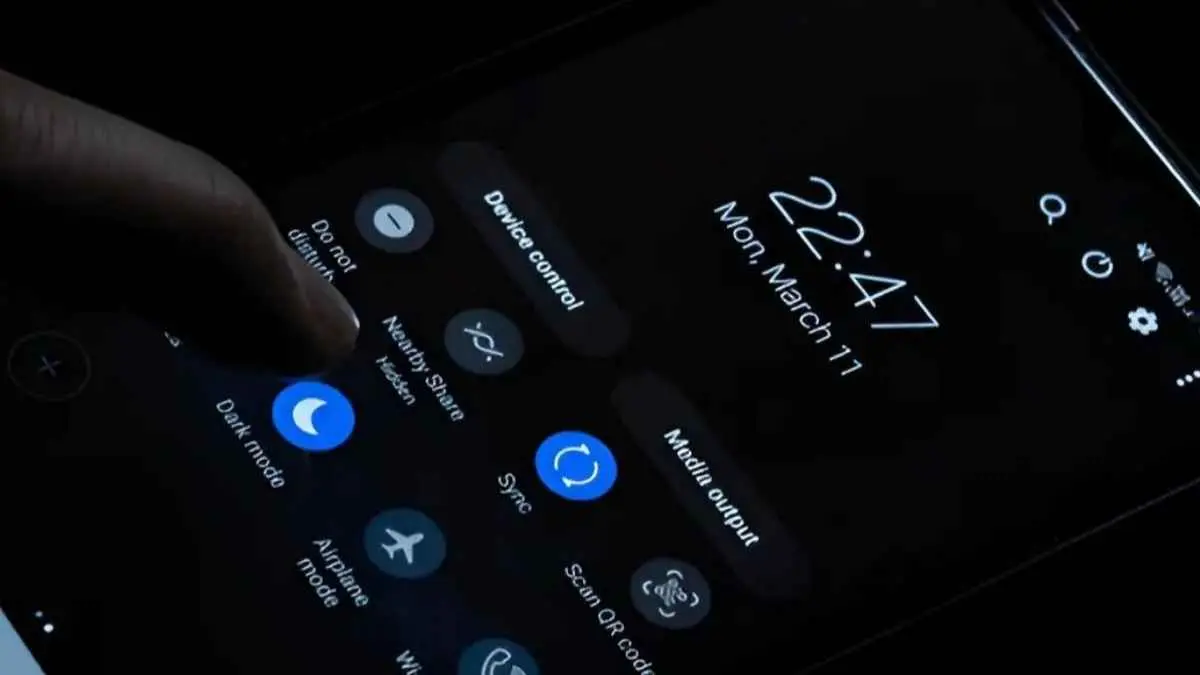 Selama ini dark mode sering dianggap lebih aman untuk mata. Tapi benarkah begitu? Ternyata jawabannya tidak sesederhana layar hitam atau putih. (ilustrasi)