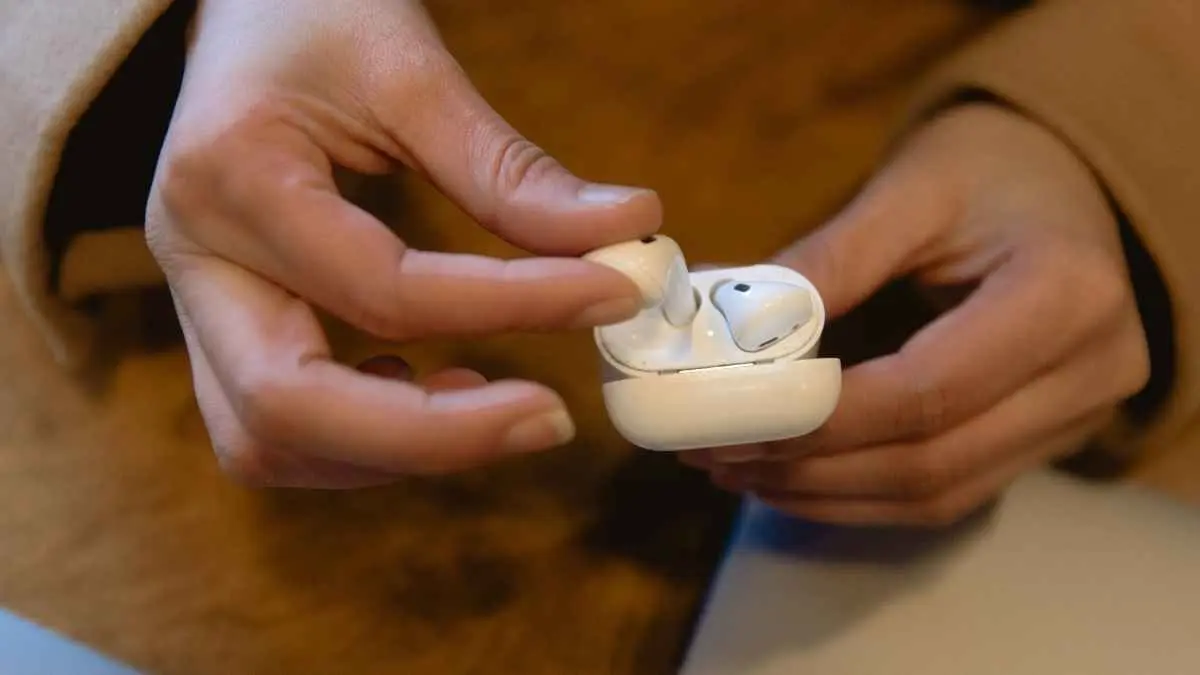 Cuma pakai satu earphone?. Ternyata kebiasaan ini bukan cuma soal gaya. Ada yang ingin tetap dengar musik, tapi tetap terhubung dengan suara di sekitar. Kamu tim satu atau dua earphone? (ilustrasi)