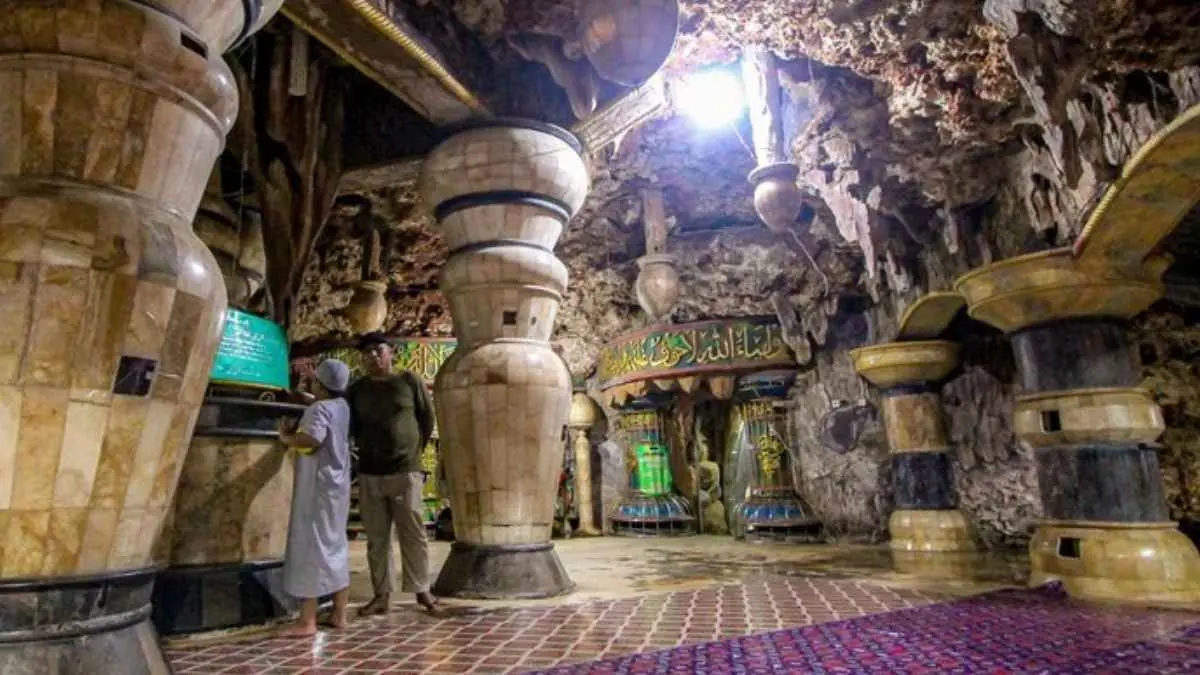 Bukan masuk masjid, tapi harus turun ke dalam bumi! Masjid Aschabul Kahfi Perut Bumi Tuban menawarkan pengalaman wisata religi yang berbeda. Berada sekitar 20 meter di bawah permukaan tanah, pengunjung akan menemukan ruang ibadah dengan dinding gua alami, stalaktit, pilar, kaligrafi, dan suasana yang begitu tenang. (antara/muhammad mada)