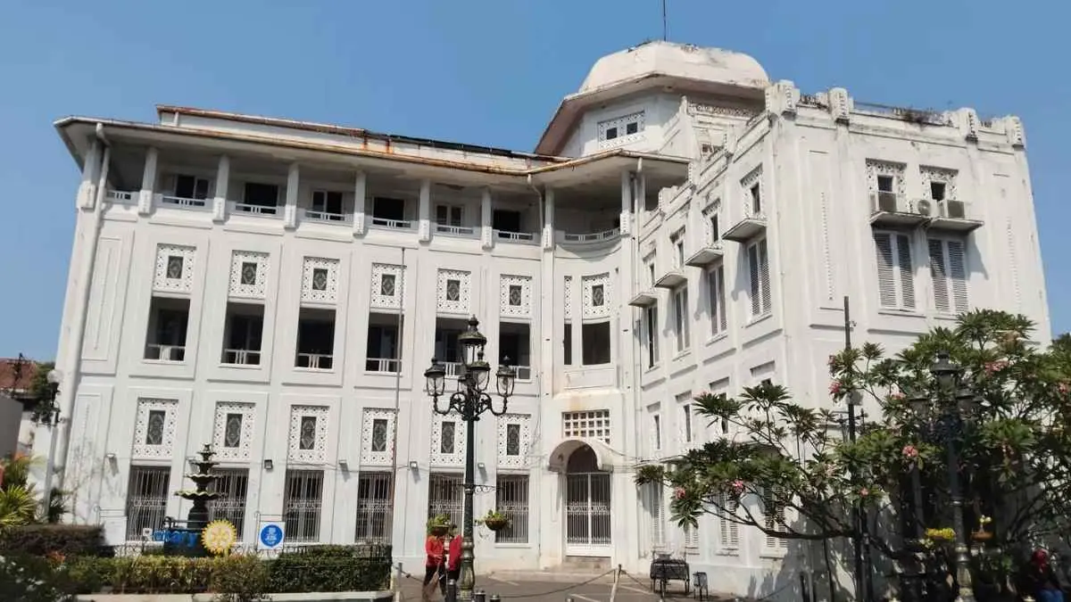 Di balik gedung tua eks Jiwasraya di Kota Lama Semarang ternyata tersimpan cerita menarik. Ada jejak arsitektur kolonial hingga lift kuno yang masih menjadi bagian dari bangunan. Kini, gedung tersebut berpeluang memiliki kehidupan baru sebagai museum fotografi. (Solopos/Fitroh Nurikhsan)