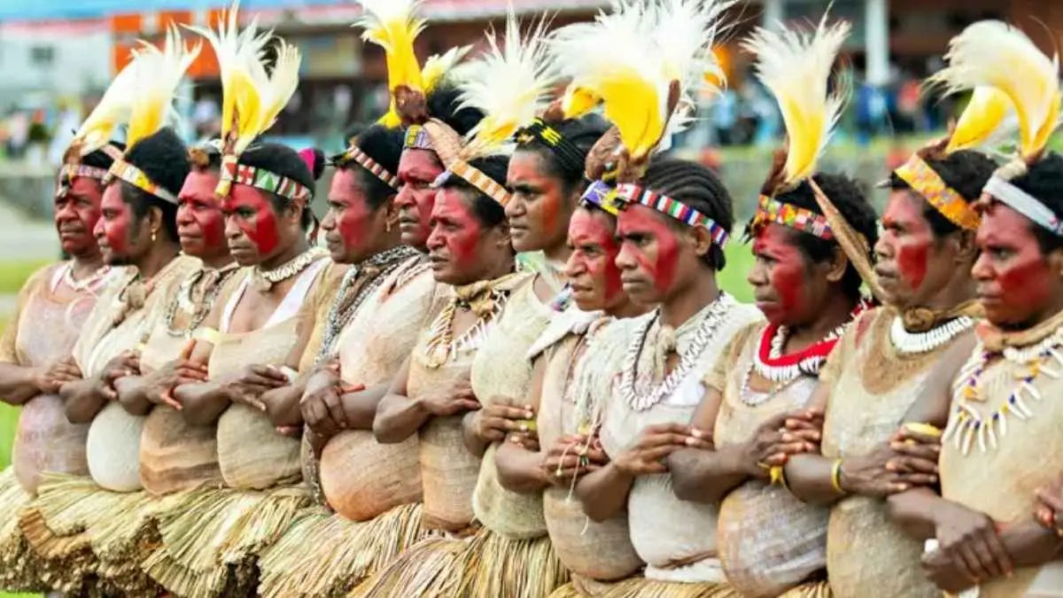 Wamena ternyata punya cerita unik di balik namanya. Konon, nama tersebut bermula dari kesalahpahaman antara masyarakat lokal dan orang Belanda. Bahkan, Wamena dikaitkan dengan arti “anak babi”. (traveloka)