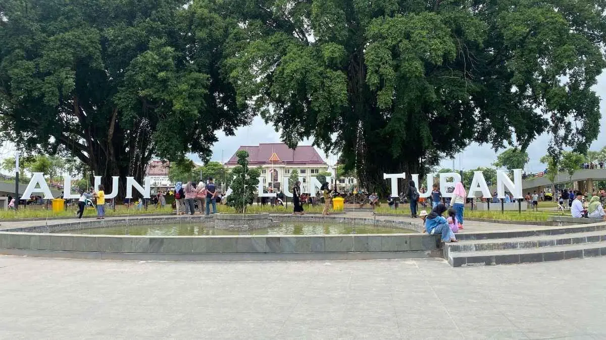 Bosan dengan wisata yang itu-itu saja? Coba naik dokar dan nikmati Kota Tuban dengan tempo yang lebih santai. Suara langkah kuda, suasana kota, dan nuansa nostalgia jadi satu. (rri)