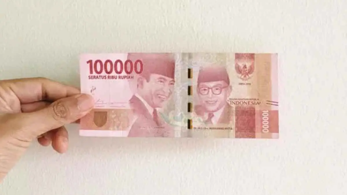 Pernah merasa Rp99.000 jauh lebih murah daripada Rp100.000? Padahal selisihnya cuma Rp1.000. Ternyata, ada trik psikologi di balik cara kita melihat harga. (ilustrasi uang)