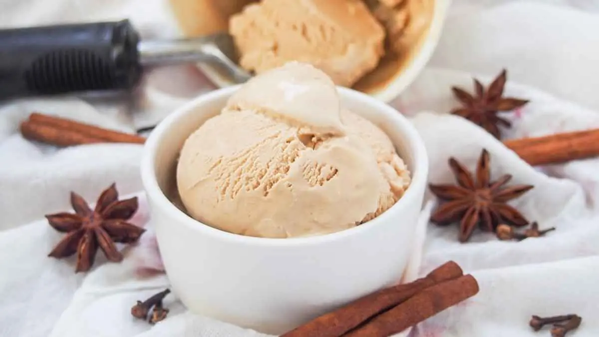 Vanilla dan cokelat sudah terlalu mainstream? Saatnya kenalan dengan es krim rasa rempah Nusantara. Ada jahe, cengkeh, pandan, serai, bahkan kunyit. (carolinescooking.com)