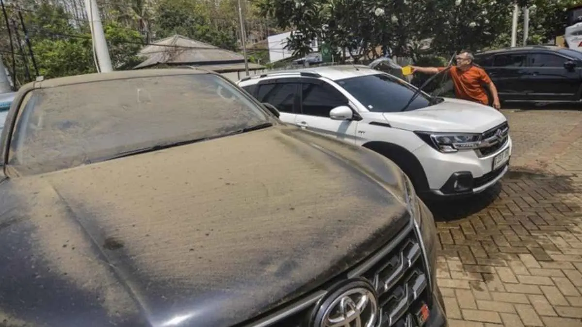 Bukan cuma pernapasan yang perlu dilindungi saat erupsi. Abu vulkanik Gunung Anak Krakatau juga bisa menempel di kulit dan memicu iritasi. (istimewa)