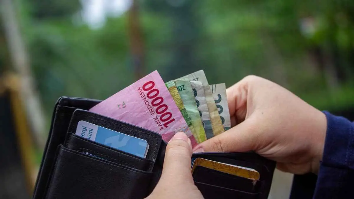 Setiap kali membayar pakai rupiah, ada cerita ekonomi yang ikut bergerak. Dari warung, pasar, hingga transaksi digital, uang terus berputar di dalam negeri. (ilustrasi uang rupiah)