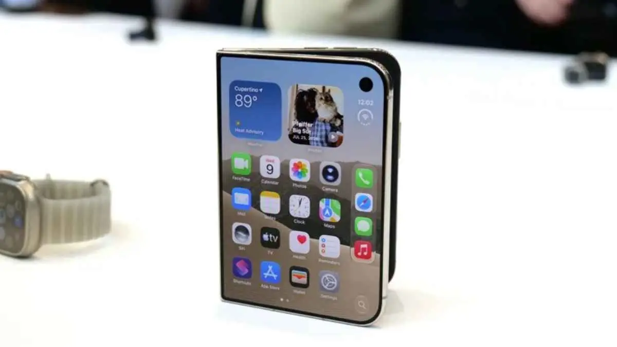 Apple akhirnya terjun ke pasar ponsel lipat lewat iPhone Duo. Layarnya bisa dibuka hingga 7,6 inci dan harganya mulai sekitar Rp35 juta. (engadget.com)