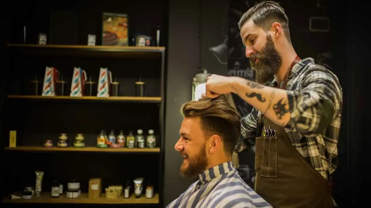 Kapster ternyata bukan sekadar orang yang jago potong rambut. Ada teknik, styling, perawatan, komunikasi hingga peluang bekerja di hotel dan kapal pesiar. (ilustrasi)