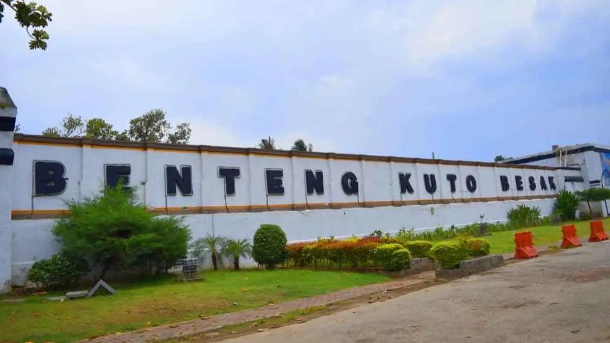 Benteng Kuto Besak bukan hanya ikon wisata di tepian Sungai Musi. Temuan Bastion 1 kembali membuka cerita tentang sistem pertahanan Kesultanan Palembang. (traveloka)