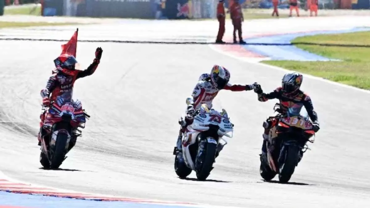 Marc Márquez akhirnya merebut puncak klasemen MotoGP 2026 setelah menang di Misano. Sementara Bezzecchi justru gagal finis sejak lap pertama. (REUTERS/Jennifer Lorenzini)