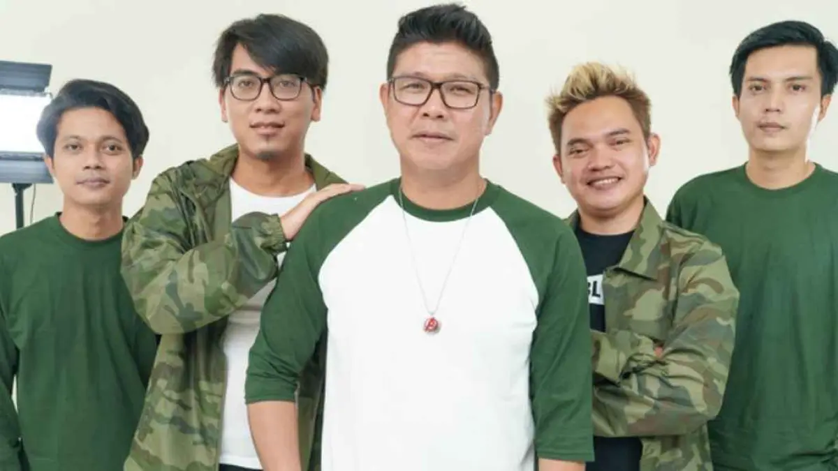 Sempat bikin penggemar kaget karena diumumkan bubar, Kangen Band kini dipastikan kembali bersama. Dodhy juga menyampaikan permintaan maaf. (spotify.com)