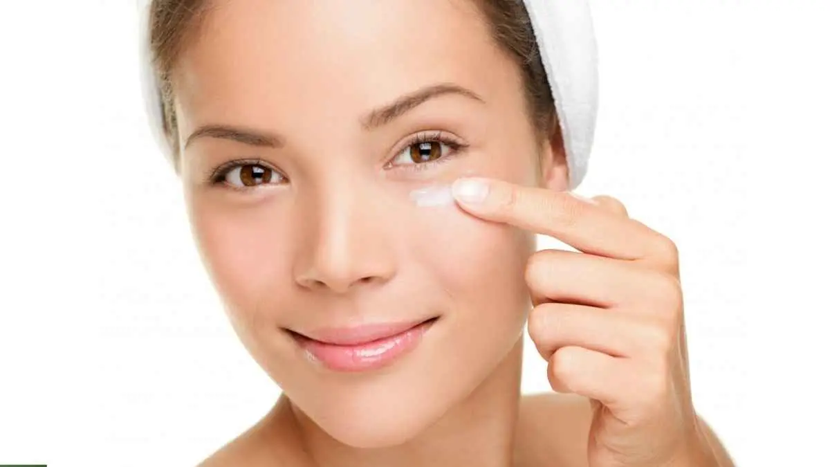 Baru beberapa jam dipakai, concealer bawah mata sudah pecah dan masuk ke garis halus? Jangan buru-buru menyalahkan produknya. Bisa jadi cara aplikasinya yang perlu diperbaiki. (Ilustrasi)