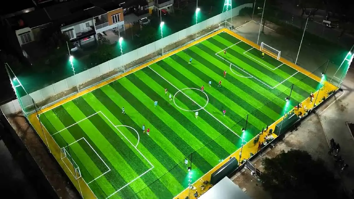 Lapangan boleh lebih kecil, tetapi keseruannya tetap besar. Mini soccer kini bukan sekadar olahraga, melainkan juga tempat berkumpul dan membangun komunitas. (graharaya.com)