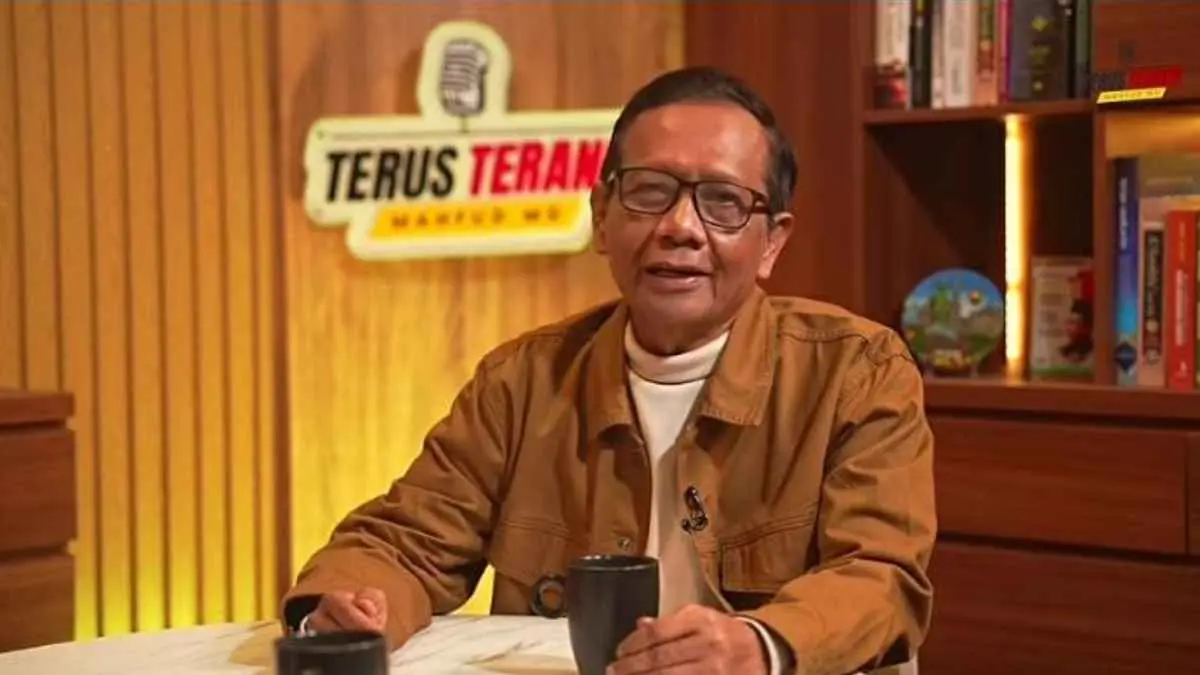 Mahfud MD kembali menyampaikan pandangannya soal sejumlah isu aktual, mulai dari pergantian Menteri Keuangan hingga tata kelola MBG. (Sumber Foto: Tangkapan layar YouTube @MahfudMD)