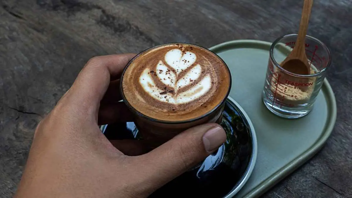 Nggak punya mesin espresso bukan berarti harus skip kopi creamy ala kafe. Dengan kopi, susu, gula, dan krimer, racikan creamy bisa dibuat sendiri di rumah. (ilustrasi)