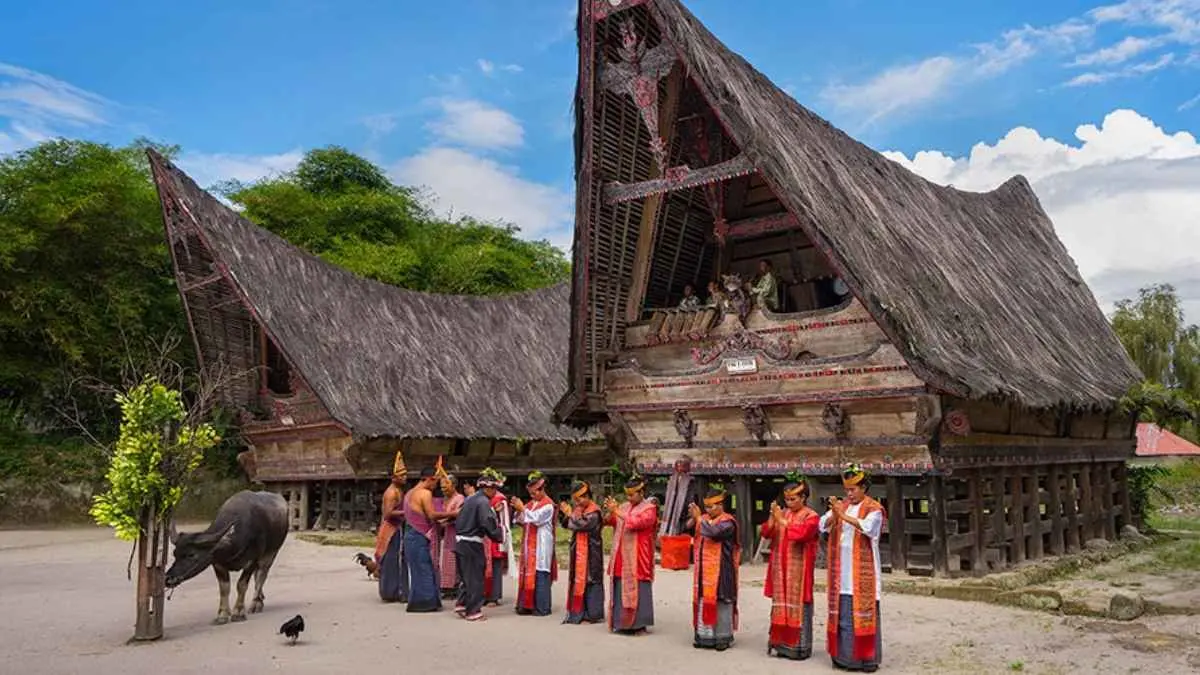 Kenapa orang Batak dikenal gemar merantau? Ternyata bukan cuma soal mencari pekerjaan. Ada pendidikan, peluang ekonomi, pengalaman, hingga ikatan keluarga dan budaya yang tetap dibawa ke tanah rantau. (kai.or.id)