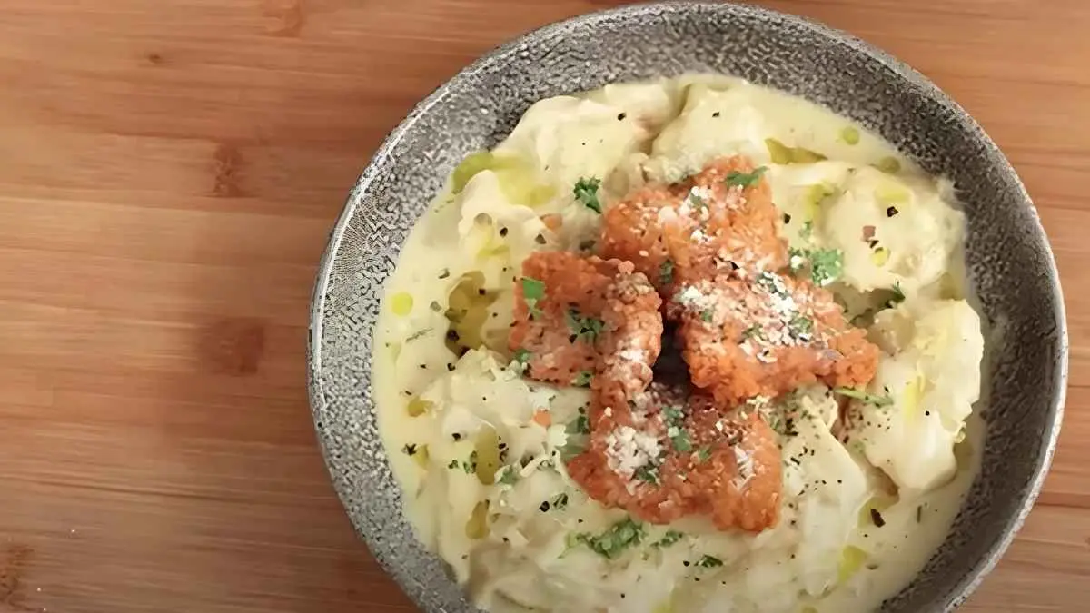 Pangsit ternyata nggak harus selalu digoreng dan dicocol saus. Kali ini bisa diolah jadi pangsit carbonara yang creamy, gurih, dan bikin penasaran. (istimewa)