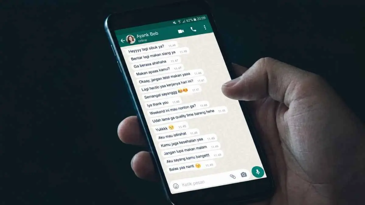 Gebetan cuma balas “iya”, “oke”, atau “wkwk”? Jangan langsung overthinking. Bisa jadi itu memang gaya chatting-nya. Tapi kalau polanya berubah drastis, kamu perlu mulai memperhatikan. (istimewa)