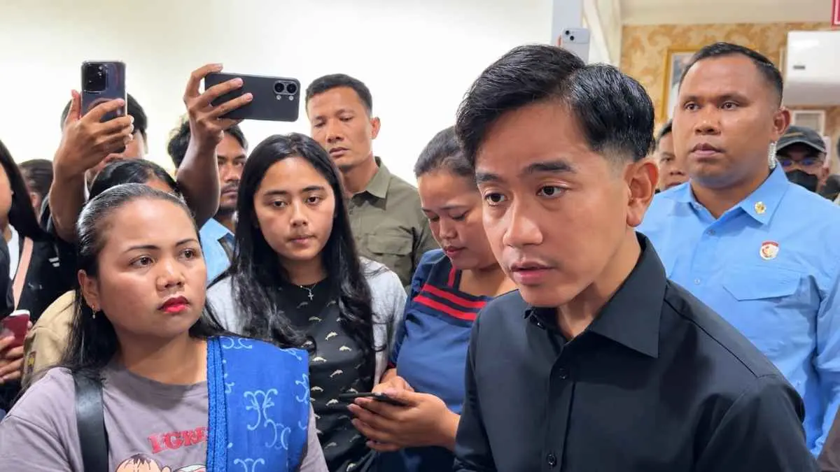 Gibran datang, meminta maaf, mendengar keluarga korban, dan menjamin pengobatan siswa yang diduga keracunan MBG di Karo. Di tengah respons pemerintah yang banyak menekankan aturan keamanan pangan, pendekatan Gibran terlihat lebih personal. (youtube.com/@NusantaraTVOfficial)