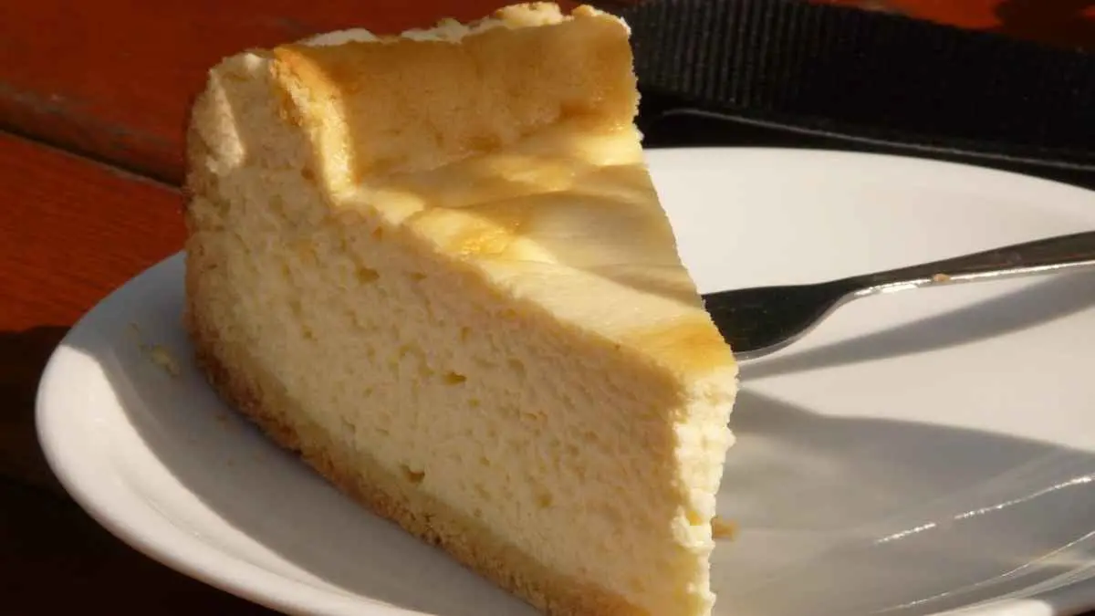 Pencinta matcha wajib coba! Cheesecake creamy dengan aroma teh hijau yang khas dan crust biskuit renyah ini bisa dibuat sendiri di rumah. (ilustrasi cheesecake)