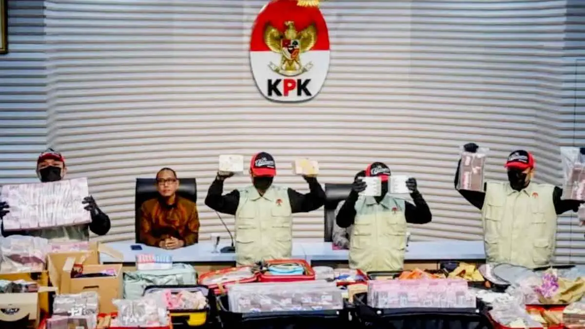 KPK kembali bergerak dalam kasus dugaan suap pengurusan HGB. Setelah menggeledah sejumlah lokasi, penyidik kini mendatangi kantor Summarecon di Bogor. (kpkri)