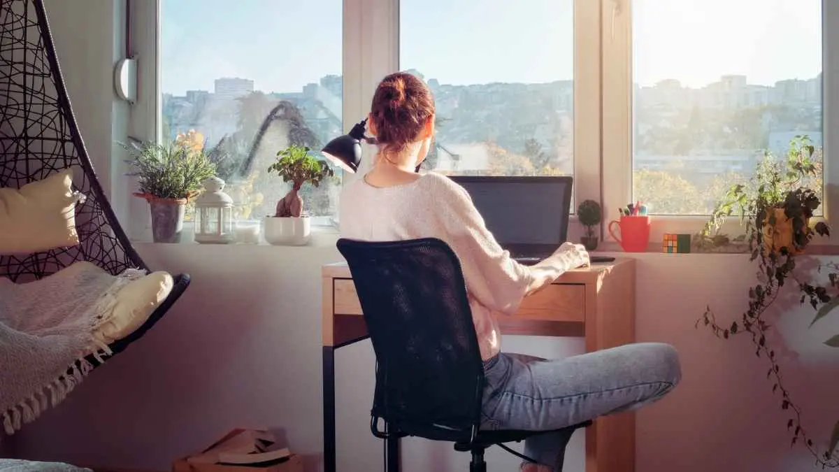 Tak harus selalu datang ke kantor. Kerja remote memungkinkan berbagai profesi dikerjakan dari rumah, kafe, hingga lokasi lain selama target pekerjaan tetap terpenuhi. (ilustrasi)