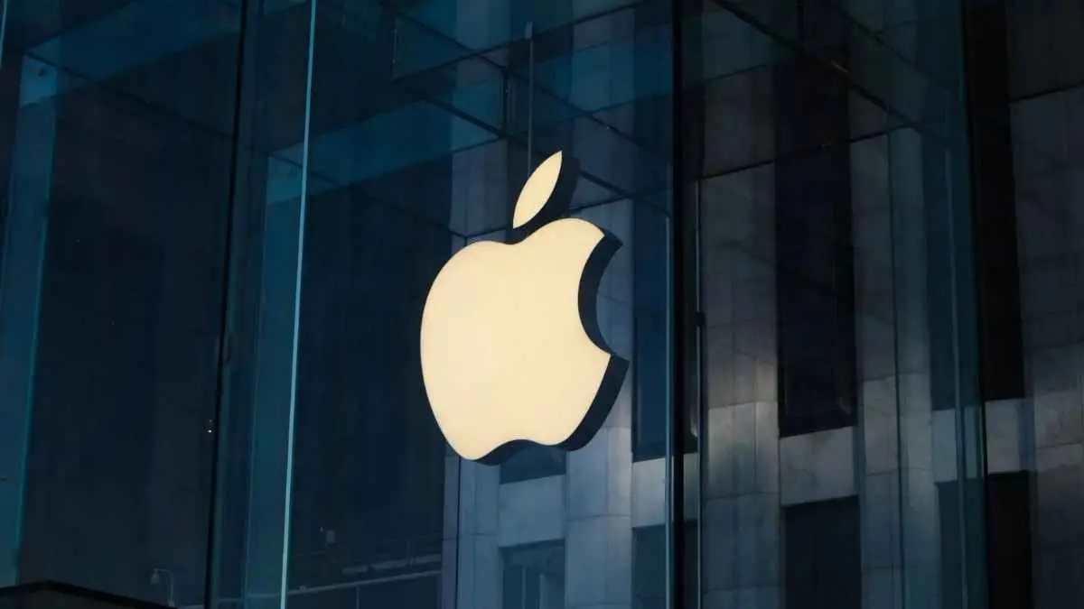 Apple dikabarkan tengah menguji smart display baru yang bisa mengenali wajah pengguna dan menampilkan informasi personal melalui Siri AI. (istimewa)