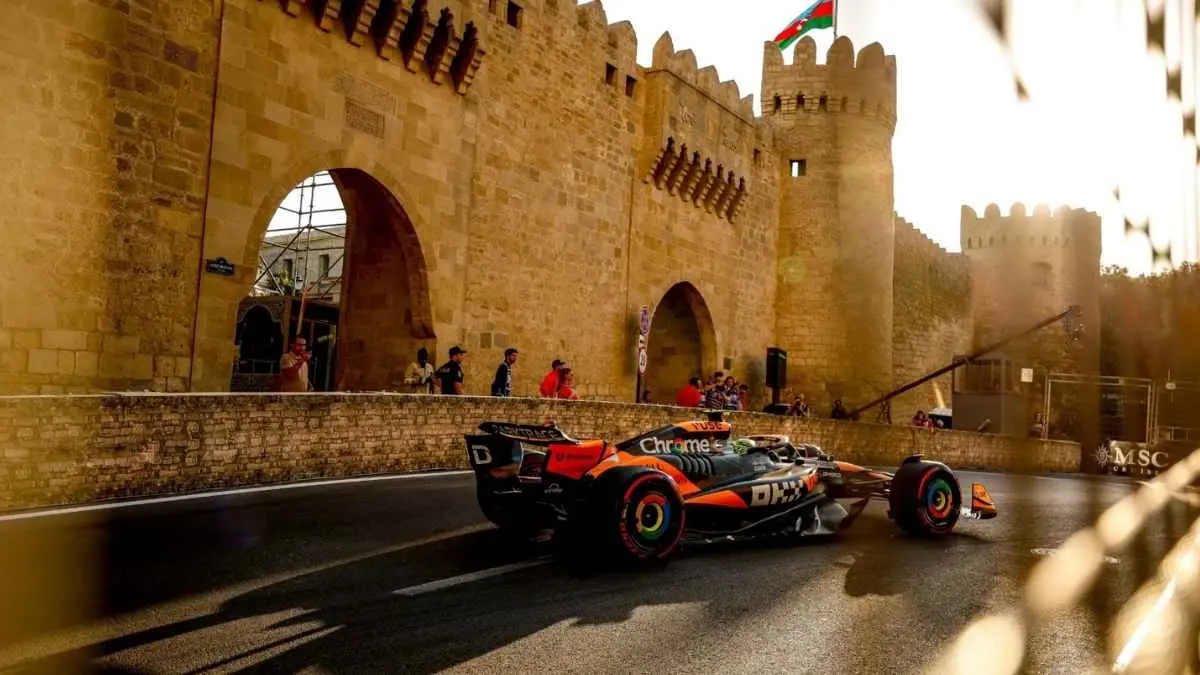 GP Azerbaijan 2026 punya jadwal berbeda. Balapan utama F1 di Baku digelar Sabtu, 26 September, setelah jadwal seluruh akhir pekan dimajukan satu hari. (www.autohebdof1.com)