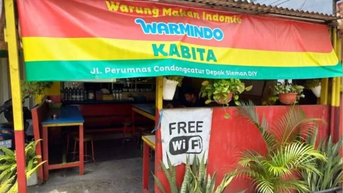 Tidak perlu kafe mewah untuk nongkrong. Warmindo dengan mi instan, es teh, harga bersahabat, dan suasana santai tetap punya tempat di hati anak muda. (istimewa)