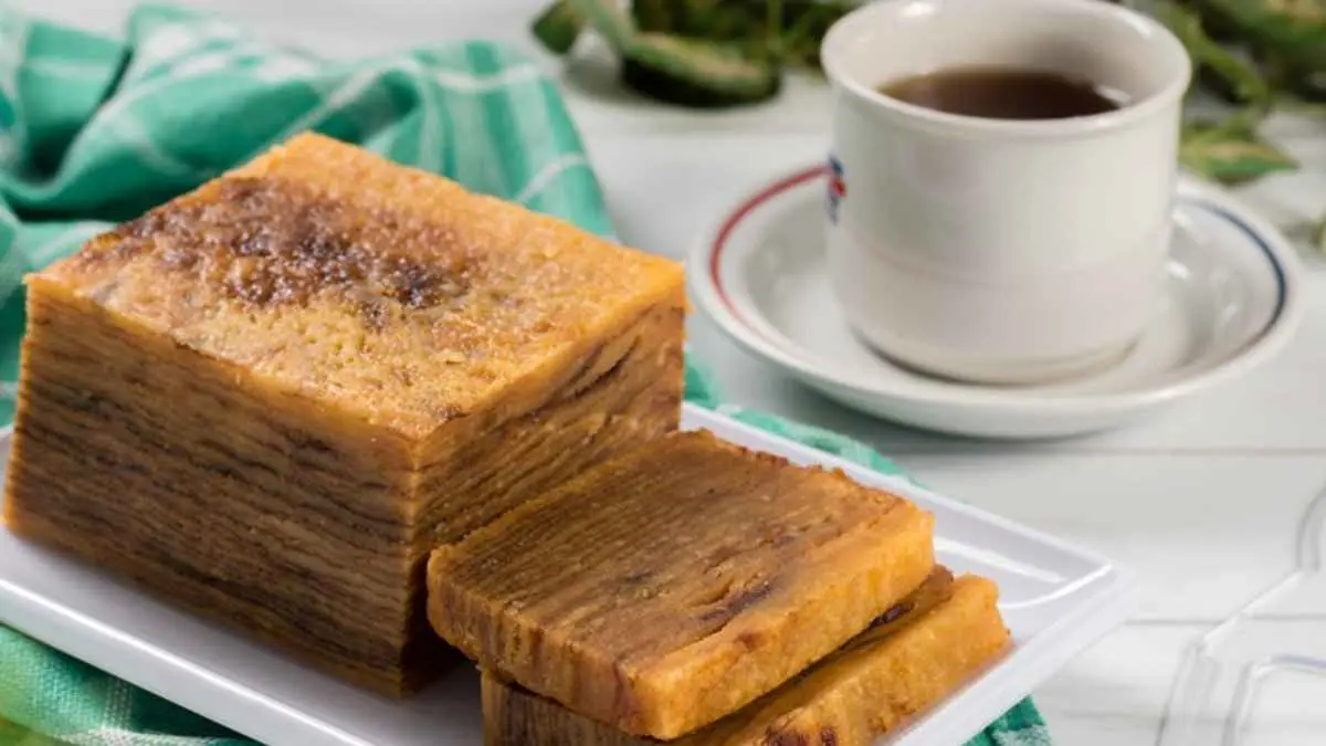 Sekilas mirip kue lapis, tetapi kue lam punya cerita yang jauh lebih panjang. Kudapan khas Barabai ini disebut sudah dikenal sejak masa Kesultanan Banjar dan namanya diambil dari huruf hijaiyah "lam". Menariknya, kue ini juga kerap diburu saat Ramadan dan Lebaran. (pesonanusantara.co.id)